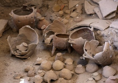 Foto de Santorini, Grecia - 01 de julio 2021: Recuperada cerámica antigua en la ciudad prehistórica de Akrotiri, sitio de excavación de un asentamiento de la Edad de Bronce Minoica en la isla griega de Santorini - Imagen libre de derechos