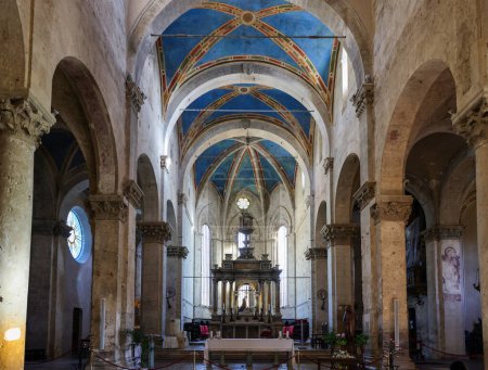 Téléchargez les photos : Massa Marittima, Italie - 11 septembre 2022 : Intérieur de la cathédrale Saint-Cerbonius à Massa Marittima. Italie - en image libre de droit
