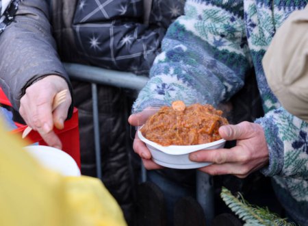 Foto de Comida caliente para los pobres y sin hogar - Imagen libre de derechos