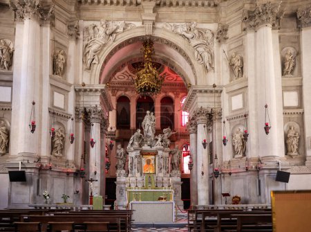 Foto de Venecia, Italia - 5 de septiembre de 2022: Santa Maria Della Salute fue construida como una ofrenda votiva para la liberación de la ciudad de la peste que había tomado casi un tercio de la población de Venecia en 1630. - Imagen libre de derechos
