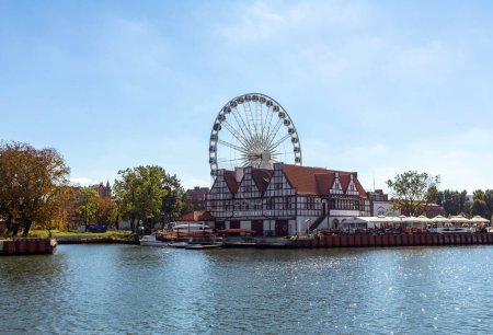 Téléchargez les photos : Gdansk, Pologne - 9 septembre 2020 : Grande roue sur l "île de Grenier à Gdansk, Pologne - en image libre de droit