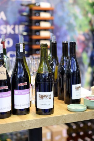 Foto de Cracovia, Polonia - 17 de noviembre de 2022: Feria Internacional del Vino ENOEXPO en Cracovia. Productores de vino de todo el mundo se reúnen con los importadores distribuidores y representantes. - Imagen libre de derechos