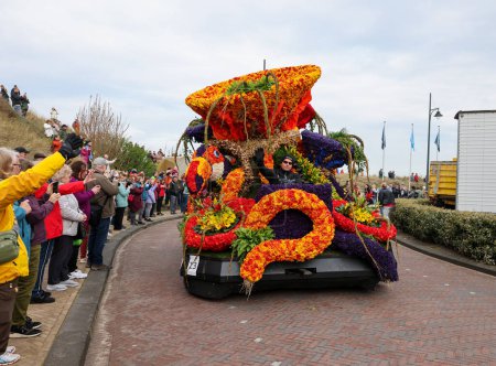 Téléchargez les photos : Noordwijk, Pays-Bas - 22 avril 2023 : Défilé de fleurs traditionnelles Bloemencorso de Noordwijk à Haarlem aux Pays-Bas. - en image libre de droit