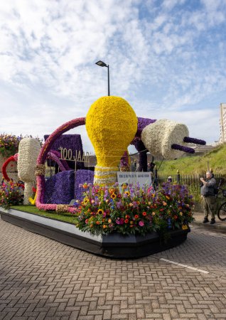 Téléchargez les photos : Noordwijk, Pays-Bas - 22 avril 2023 : Défilé de fleurs traditionnelles Bloemencorso de Noordwijk à Haarlem aux Pays-Bas. - en image libre de droit
