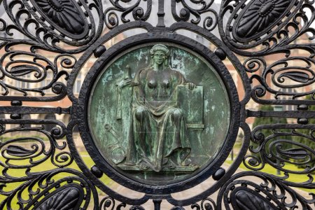 La Haye, Pays-Bas - 17 avril 2023 : Figure de la justice (Justitia) sur les portes en fer forgé noir du Palais de la Paix de La Haye, qui abrite la Cour internationale de justice