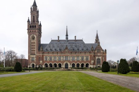 Foto de La Haya, Países Bajos - 17 de abril de 2023: Palacio de la Paz en La Haya, Países Bajos.El edificio administrativo de Derecho Internacional, que alberga la Corte Internacional de Justicia - Imagen libre de derechos
