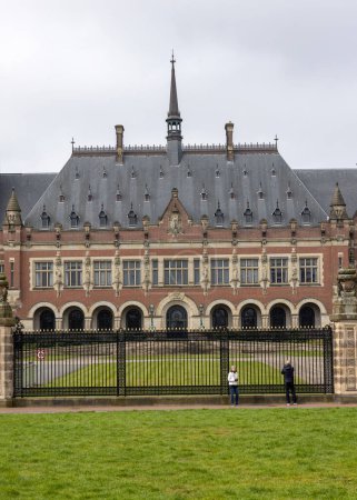 Téléchargez les photos : La Haye (Pays-Bas) - 17 avril 2023 : Palais de la Paix à La Haye (Pays-Bas) Le bâtiment administratif de droit international, qui abrite la Cour internationale de justice - en image libre de droit
