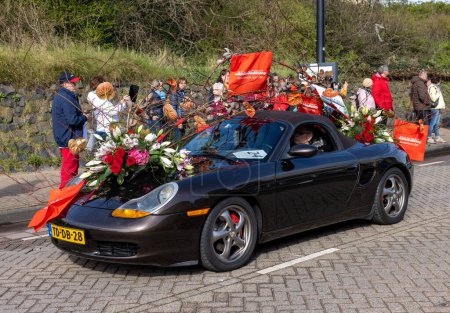 Téléchargez les photos : Noordwijk, Pays-Bas - 22 avril 2023 : Voitures décorées de fleurs participant au Bloemencorso Bollenstreek le défilé annuel des fleurs printanières de Noordwijk à Haarlem aux Pays-Bas. - en image libre de droit