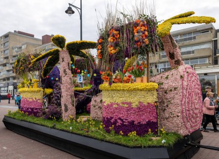 Foto de Noordwijk, Países Bajos - 22 de abril de 2023: Espectacular flor cubierta flota en el Bloemencorso Bollenstreek el desfile anual de flores de primavera de Noordwijk a Haarlem en los Países Bajos. - Imagen libre de derechos