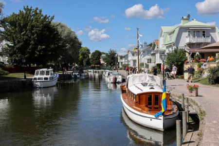 Foto de Trosa, Suecia - 29 de julio de 2023: Vista del río Trosa con embarcaciones de recreo amarradas en la pintoresca ciudad costera de Trosa en Sdermanland. Países Bajos - Imagen libre de derechos
