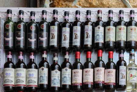 Foto de Monteriggioni, Italia - 17 de septiembre de 2022: Botellas de vino Chianti Classico arregladas cuidadosamente en una tienda de vinos en Monteriggioni cerca de Siena. Italia - Imagen libre de derechos
