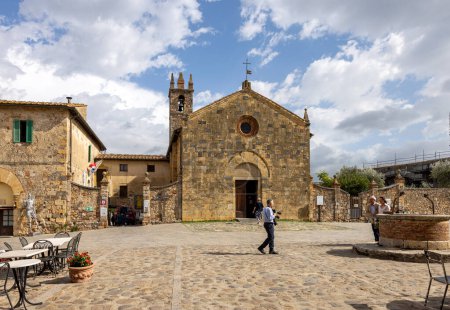 Téléchargez les photos : Monteriggioni, Italie - 17 septembre 2022 : Vieille église de Sainte Marie de l'Assomption dans le village de Monteriggioni en Toscane près de Sienne. Italie - en image libre de droit