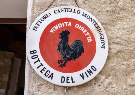Téléchargez les photos : Monteriggioni, Italie - 17 septembre 2022 : Coq noir symbole du bon vin en Toscane accroché au mur d'une maison dans la ville médiévale fortifiée de Monteriggioni près de Sienne. Italie - en image libre de droit