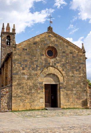 Téléchargez les photos : Ancienne église de Sainte Marie de l'Assomption dans le village de Monteriggioni en Toscane près de Sienne. Italie - en image libre de droit