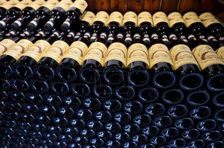 Foto de Monteriggioni, Italia - 17 de septiembre de 2022: Botellas de vino Chianti Classico arregladas cuidadosamente en una tienda de vinos en Monteriggioni cerca de Siena. Italia - Imagen libre de derechos