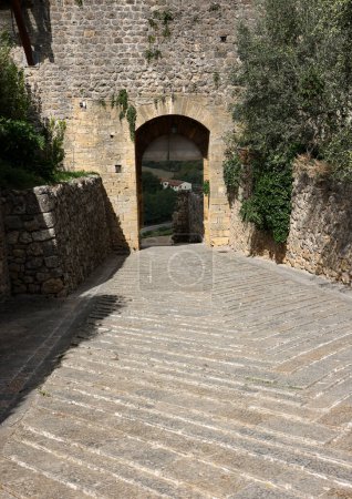 Téléchargez les photos : Porta Fiorentina porte de la ville de Monteriggioni ville fortifiée médiévale près de Sienne en Toscane, Italie - en image libre de droit