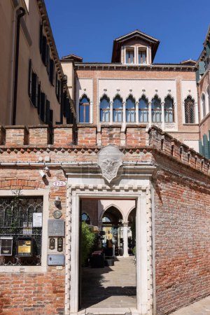 Foto de Venecia, Italia - 5 de septiembre de 2022: Sina Hotel en el tranquilo y encantador barrio de Dorsoduro en Venecia. Italia - Imagen libre de derechos