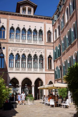 Foto de Venecia, Italia - 5 de septiembre de 2022: Sina Hotel en el tranquilo y encantador barrio de Dorsoduro en Venecia. Italia - Imagen libre de derechos