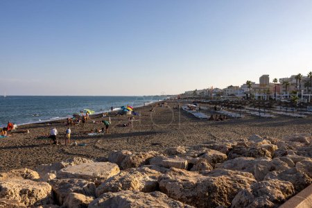 Téléchargez les photos : Torremolinos, Espagne - Septembre 9, 2023 : Les gens se détendre sur la plage de La Carihuela à Torremolinos, Malaga, Costa del Sol, Espagne - en image libre de droit
