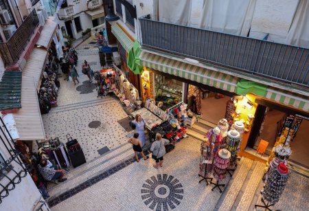 Foto de Torremolinos, España - 9 de septiembre de 2023: Vista de una calle comercial turística en Torremolinos, Costa del Sol, provincia de Málaga, España - Imagen libre de derechos