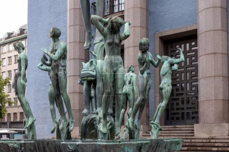 Téléchargez les photos : Stockholm, Suède - 25 juillet 2023 : Fontaine en bronze, l'Orfeus-brunnen de Carl Milles devant l'entrée de la salle de concert de Stockholm - en image libre de droit