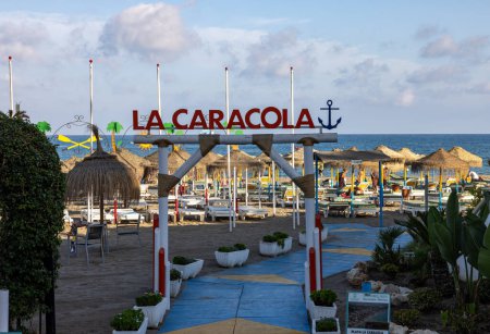 Téléchargez les photos : Torremolinos, Espagne - 9 septembre 2023 : Vue de la plage de La caracola à Torremolinos, Malaga, Costa del Sol, Espagne - en image libre de droit