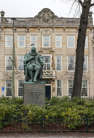 Foto de La Haya, Países Bajos - 17 de abril de 2023: Johan van Oldenbarneveld Estatua de la Haya en el Lange Vijverberg. Revelado en 1954 y realizado por Oswald Wenckebach, Países Bajos - Imagen libre de derechos