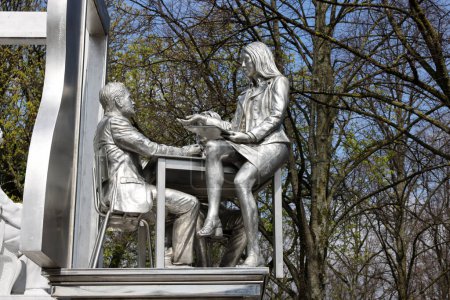Foto de La Haya, Países Bajos - 17 de abril de 2023: Lange Voorhout - Thorbecke Monument by Thom Puckey 2017 - Imagen libre de derechos