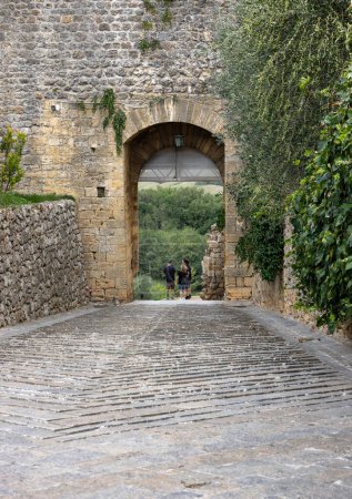 Téléchargez les photos : Monteriggioni, Italie - 17 sept. 2022 : Porta Fiorentina city gate in Monteriggioni ville médiévale fortifiée près de Sienne en Toscane, Italie - en image libre de droit