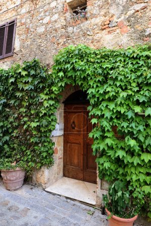 Téléchargez les photos : Monteriggioni, Italie - 17 septembre 2022 : Ancienne maison en pierre à Monteriggioni ville médiévale fortifiée près de Sienne en Toscane, Italie - en image libre de droit