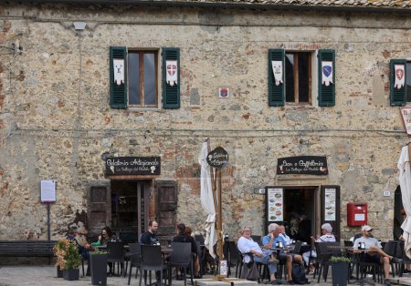Téléchargez les photos : Monteriggioni, Italie - 17 sept. 2022 : Restaurant sur la Piazza Roma à Monteriggioni ville médiévale fortifiée près de Sienne en Toscane, Italie - en image libre de droit