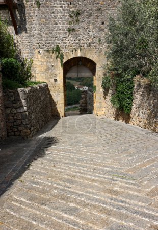 Téléchargez les photos : Porta Fiorentina porte de la ville de Monteriggioni ville fortifiée médiévale près de Sienne en Toscane, Italie - en image libre de droit