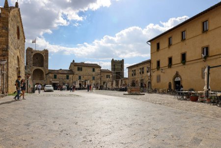 Téléchargez les photos : Monteriggioni, Italie - 17 septembre 2022 : Piazza Roma à Monteriggioni ville fortifiée médiévale. Toscane, Italie - en image libre de droit