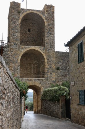 Téléchargez les photos : Monteriggioni, Italie - 17 septembre 2022 : Porta Franca, porte de la ville de Monteriggioni ville fortifiée médiévale près de Sienne en Toscane, Italie - en image libre de droit
