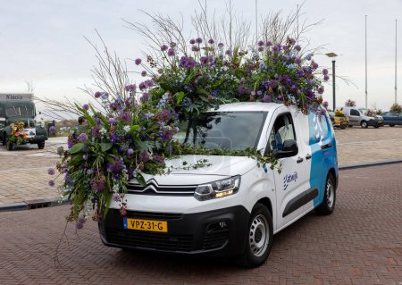 Foto de Noordwijk, Países Bajos - 22 de abril de 2023: Coches decorados con flores que participan en el desfile anual de flores de primavera Bloemencorso Bollenstreek de Noordwijk a Haarlem en los Países Bajos. - Imagen libre de derechos