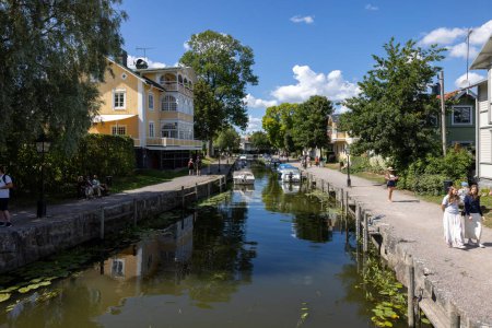 Foto de Trosa, Suecia - 29 de julio de 2023: Vista del río Trosa con embarcaciones de recreo amarradas en la pintoresca ciudad costera de Trosa en Sdermanland. Países Bajos - Imagen libre de derechos