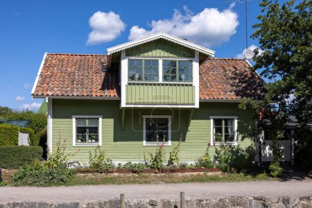 Foto de Vista de la antigua casa de madera en la pintoresca ciudad costera de Trosa en Sdermanland. Países Bajos - Imagen libre de derechos