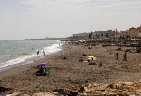 Téléchargez les photos : Torremolinos, Espagne - 15 septembre 2023 : Les gens se relaxent sur la plage de La Carihuela à Torremolinos, Malaga, Costa del Sol, Espagne - en image libre de droit