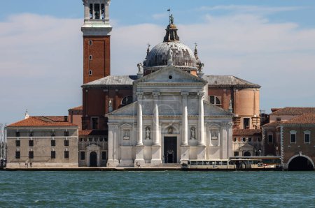 Foto de Venecia, Italia - 5 de septiembre de 2022: Basílica de San Giorgio Maggiore, diseñada por Andrea Palladio y situada en la isla de San Giorgio Maggiore. - Imagen libre de derechos