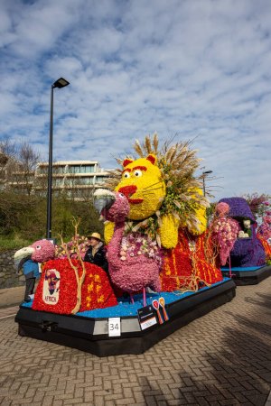 Téléchargez les photos : Noordwijk, Pays-Bas - 22 avril 2023 : Spectaculaires chars couverts de fleurs dans le Bloemencorso Bollenstreek le défilé annuel de fleurs de printemps de Noordwijk à Haarlem aux Pays-Bas. - en image libre de droit