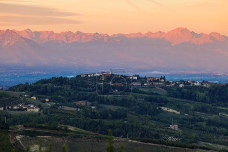Vista de los Alpes al amanecer desde Piamonte. Italia