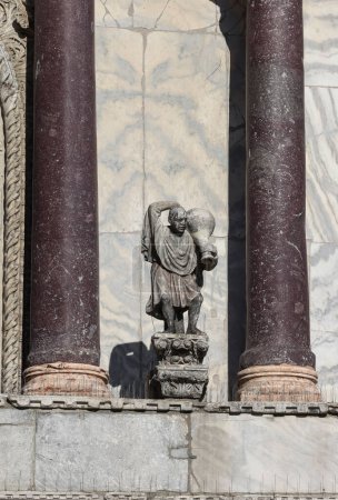 Venedig - der San Marco, obere Fassade - wasserspendende Figuren