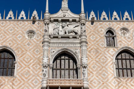 Loggia sur la façade ouest du Palais des Doges à Venise, Italie