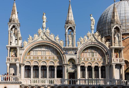 Südfassade der Markusbasilika in Venedig, Italien.