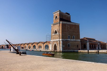 Foto de Venecia, Italia - 6 de septiembre de 2022: Vista del Arsenal Veneciano (Arsenale di Venezia) un complejo de antiguos astilleros y armería, Venecia, Italia - Imagen libre de derechos