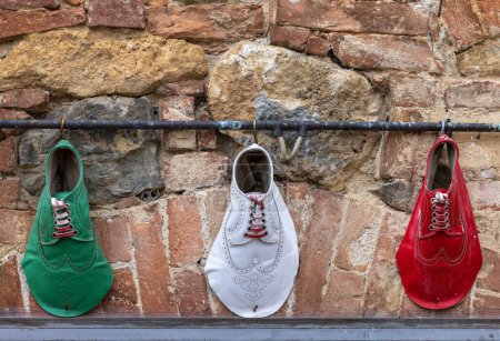 Téléchargez les photos : Monteriggioni, Italie - 17 septembre 2022 : Décoration d'un magasin de chaussures dans une atmosphère rétro et les couleurs nationales de l'Italie à Monteriggioni. Toscane. - en image libre de droit