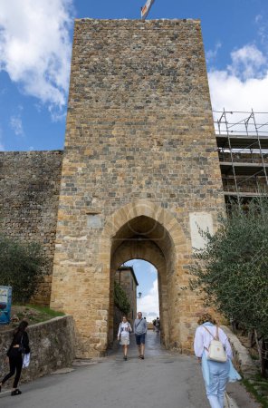 Téléchargez les photos : Monteriggioni, Italie - 17 septembre 2022 : Porta Franca, porte de la ville de Monteriggioni ville fortifiée médiévale près de Sienne en Toscane, Italie - en image libre de droit