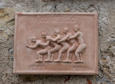 Téléchargez les photos : Monteriggioni, Italie - 17 sept. 2022 : Décoration en céramique accrochée au mur d'une maison à Monteriggioni ville médiévale fortifiée près de Sienne en Toscane, Italie - en image libre de droit