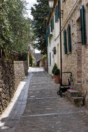 Téléchargez les photos : Monteriggioni, Italie - 17 septembre 2022 : Rue pittoresque à Monteriggioni ville médiévale fortifiée près de Sienne en Toscane, Italie - en image libre de droit