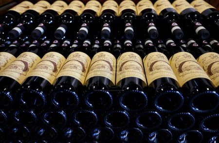 Téléchargez les photos : Monteriggioni, Italie - 17 septembre 2022 : Des bouteilles de vin Chianti Classico soigneusement arrangées dans un magasin de vin à Monteriggioni près de Sienne. Italie - en image libre de droit